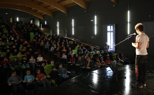 Ikasturtea agurtzeko, ia 200 bertso emanaldi prestatu dituzte eskolek