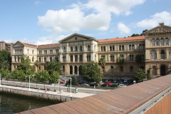 6-800px-University_of_Deusto,_Bilbao,_July_2010_(01)