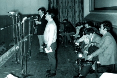 Azkoitia, 1972. Lexori gaia ematen. Ondoan Larrañaga, Ziolar eta Narbaiza
