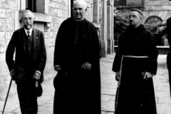 Telesforo_Telesforo_Aranzadiko_antropologoa_Resurrecion_Maria_de_Azcue_eta_Aita_Donostia_folkloristekin.-Arg-Indalecio-Ojanguren