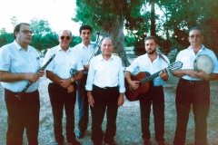 El cantador de jotes Josep Garcia Lo Canalero acompanyat d'una rondalla mixta de corda i vent