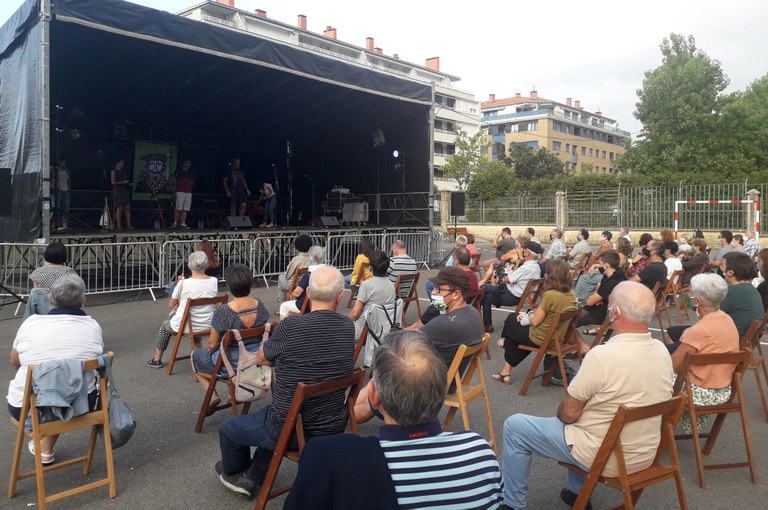 Poliki, baina plaza indartzen hasi da