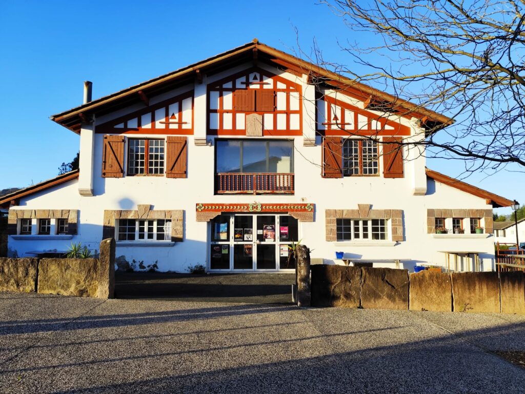 Urruña oinak emanda