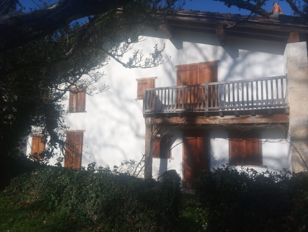 Urruña oinak emanda