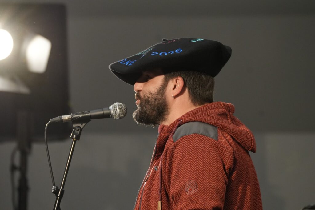 Iñaki Viñasprek jantzi du Arabako txapela