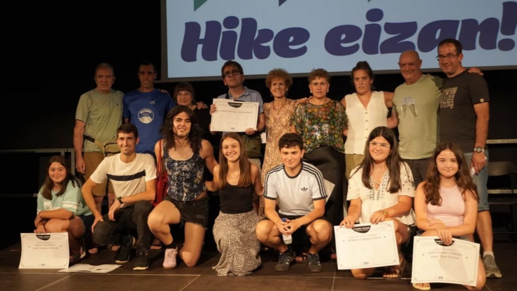 Hike Eizan bertsopaper lehiaketako sariak banatu dituzte